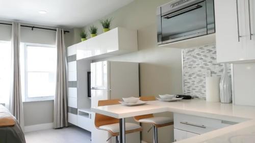 Mid Beach Apartment | Oceanfront Miami Beach Studio 925