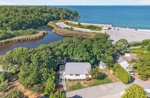 West Falmouth House | Oceanfront, Old Silver Beach