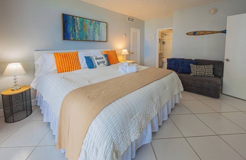 Galt Mile Resort | Oceanfront Resort 40' Balcony 8th Floor