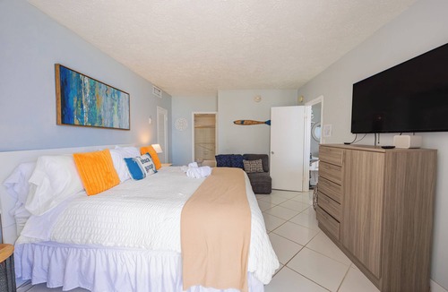 Galt Mile Resort | Oceanfront Resort 40' Balcony 8th Floor
