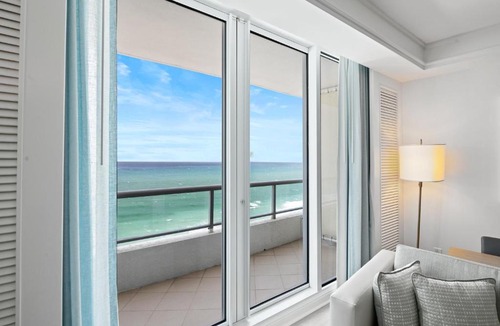 Central Beach Apartment | Oceanfront Ritz-Carlton 1 Bedroom Luxury Residence