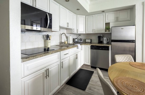Sunny Isles Beach Apartment | Oceanfront Sunny Isles 1BR with Direct View