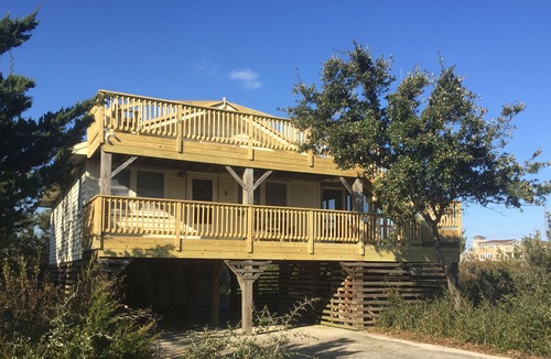 Kill Devil Hills House | Oceanside, 3 minute walk to the beach, hot tub, screened deck and rooftop deck.
