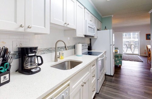 Midtown Ocean City Condo | Oceanside Beach Condo w/Private Washer/Dryer, Shared Pool, Free WiFi, Balcony