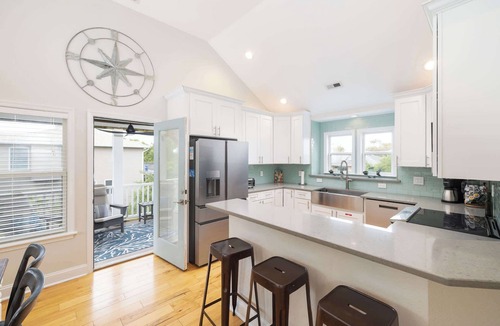 Duck House | Oceanside Duck Retreat w Pool, Spa, Mins to Beach!