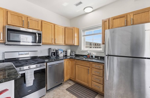Wildwood Crest Condo | Oceanview 3BR · Pool · 1 Block to Beach · Sleeps 8