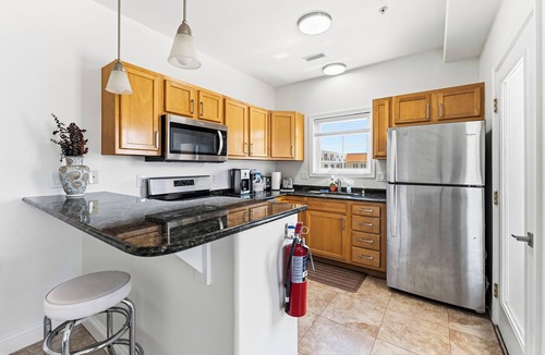 Wildwood Crest Condo | Oceanview 3BR · Pool · 1 Block to Beach · Sleeps 8