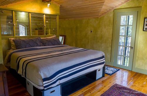 Eureka House | Off Grid Retreat Stay for 7