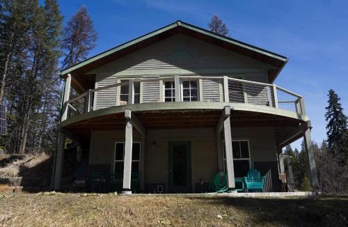 Eureka House | Off Grid Retreat Stay for 7