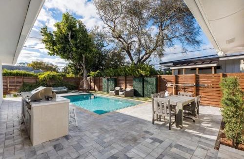 Victoria Park House | Olas Villa by Rove Travel - Home with Heated Pool