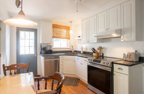 Wellfleet House | On the bay in Wellfleet - walk to water!
