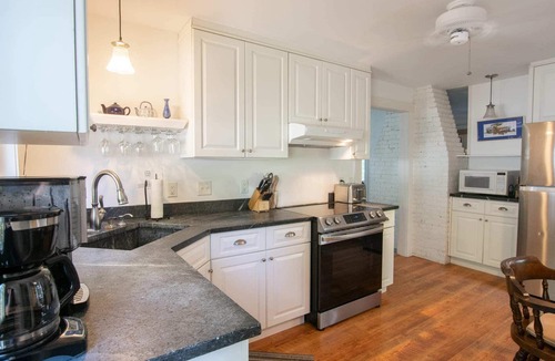 Wellfleet House | On the bay in Wellfleet - walk to water!