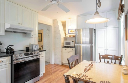 Wellfleet House | On the bay in Wellfleet - walk to water!
