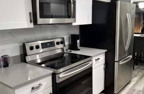 Lauderhill House | On the beautiful lake, it is close to the airport, malls,restaurants ,beach etc.