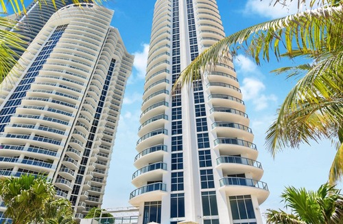 Sunny Isles Beach Resort | On the Ocean - Marenas Oceanfront Apartment