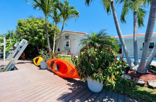 Coral Ridge Isles House | On the water-Highly rated Central location, 2 miles to downtown-beach-Kayaks