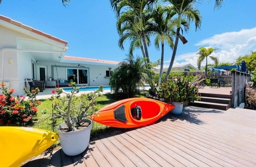 Coral Ridge Isles House | On the water-Highly rated Central location, 2 miles to downtown-beach-Kayaks