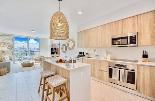 Northeast Miami Condo | One Bedroom Condo King Bed With City Views