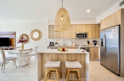 Northeast Miami Condo | One Bedroom Condo King Bed With City Views