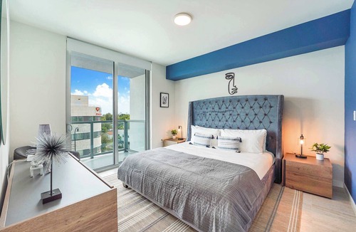 Northeast Miami Condo | One Bedroom Condo King Bed With City Views