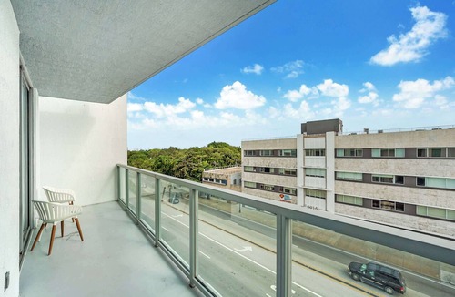 Northeast Miami Condo | One Bedroom Condo King Bed With City Views