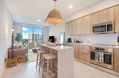 Northeast Miami Condo | One Bedroom Condo King Bed With City Views