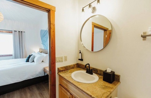 Kalispell Hotel | One Bedroom King Deluxe Suite with Full Kitchen and Washer/Dryer in the Heart of Kalispell, MT