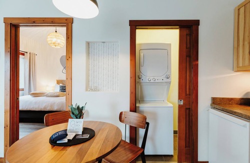 Kalispell Hotel | One Bedroom King Deluxe Suite with Full Kitchen and Washer/Dryer in the Heart of Kalispell, MT