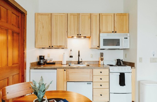 Kalispell Hotel | One-Bedroom King Deluxe Suite with Full Kitchen and Washer/Dryer in the Heart of Kalispell, MT