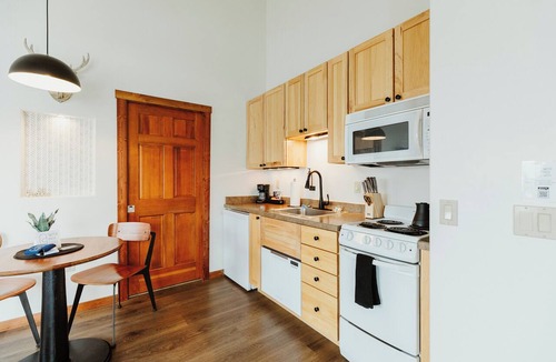 Kalispell Hotel | One-Bedroom King Deluxe Suite with Full Kitchen and Washer/Dryer in the Heart of Kalispell, MT