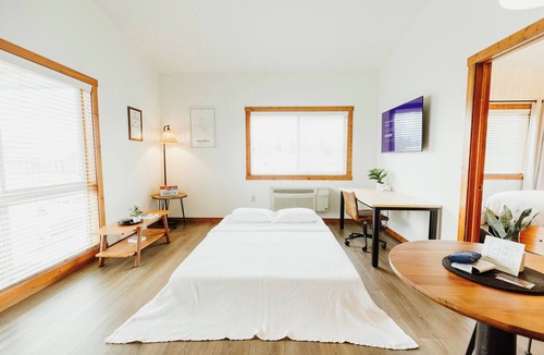 Kalispell Hotel | One-Bedroom King Deluxe Suite with Full Kitchen and Washer/Dryer in the Heart of Kalispell, MT
