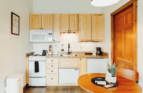 Kalispell Hotel | One-Bedroom King Deluxe Suite with Full Kitchen and Washer/Dryer in the Heart of Kalispell, MT