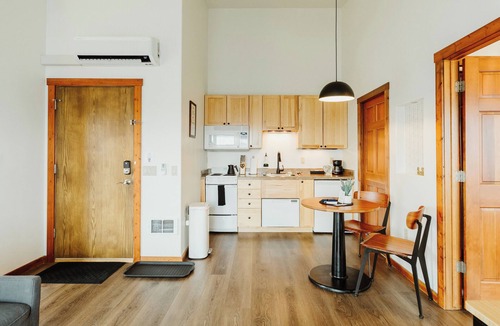 Kalispell Hotel | One-Bedroom King Deluxe Suite with Full Kitchen and Washer/Dryer in the Heart of Kalispell, MT