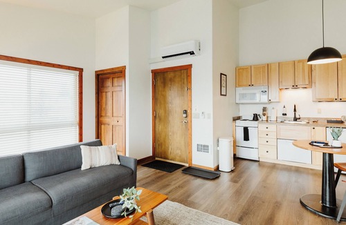 Kalispell Hotel | One-Bedroom King Deluxe Suite with Full Kitchen and Washer/Dryer in the Heart of Kalispell, MT