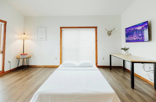 Kalispell Hotel | One-Bedroom King Deluxe Suite with Full Kitchen and Washer/Dryer in the Heart of Kalispell, MT