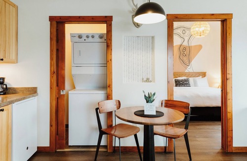 Kalispell Hotel | One-Bedroom King Deluxe Suite with Full Kitchen and Washer/Dryer in the Heart of Kalispell, MT