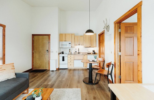 Kalispell Hotel | One-Bedroom King Deluxe Suite with Full Kitchen and Washer/Dryer in the Heart of Kalispell, MT