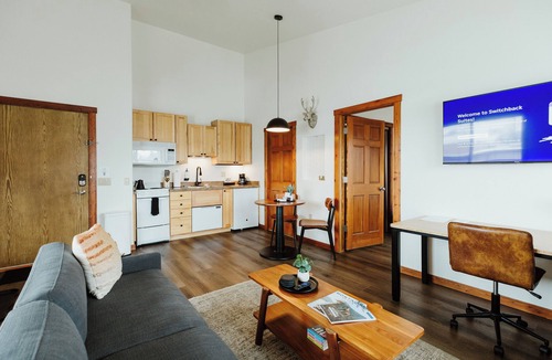 Kalispell Hotel | One-Bedroom King Deluxe Suite with Full Kitchen and Washer/Dryer in the Heart of Kalispell, MT