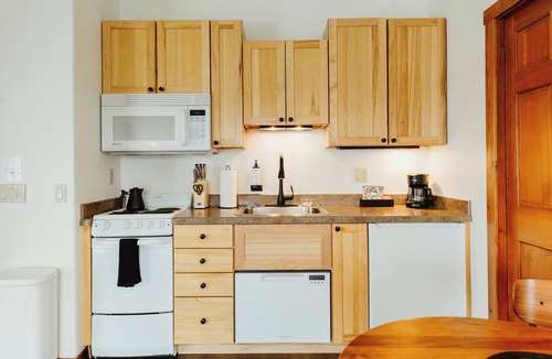Kalispell Hotel | One-Bedroom King Deluxe Suite with Full Kitchen and Washer/Dryer in the Heart of Kalispell, MT