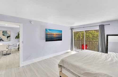 Sunny Isles Beach Apartment | One Bedroom Steps Away From The Beach | Pool!