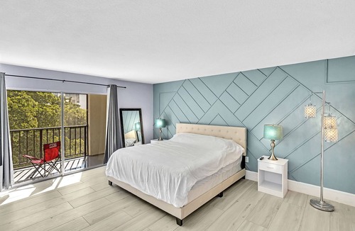 Sunny Isles Beach Apartment | One Bedroom Steps Away From The Beach | Pool!