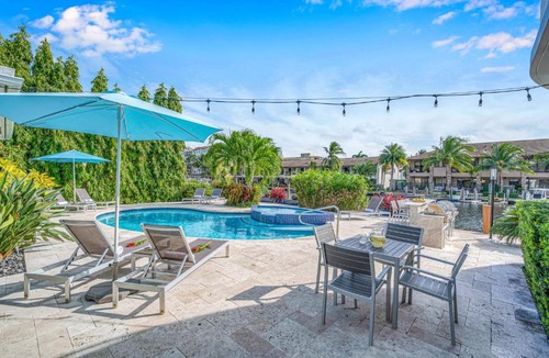 Coral Ridge Apartment | One-bedroom Suite Heated pool Dock Access Quiet Neighborhood SaltAire Four RESlDENCES