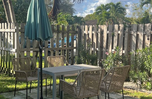 Delray Beach House | One Mile to Beach, Two Bedrooms & High Speed Wifi & Laundry
