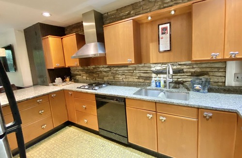 Beachwood House | One-of-a-Kind Shaker Heights Modern Gem