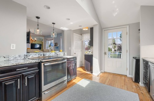 Onset House | Onset Oasis 2 min walk to beach, Sleeps 14, HUGE yard w/lawn games & 2 grills!