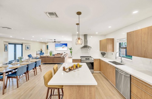 Bermuda Riviera House | Open Concept Bungalow | Walk to Beach | Lush Neighborhood | Pearl Key