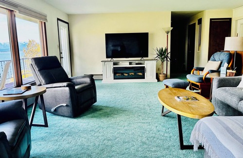 Somers House | Osprey Outlook-Comfort on the Lake. Dock&Boat Lift, Kayaks, Convenient Location.