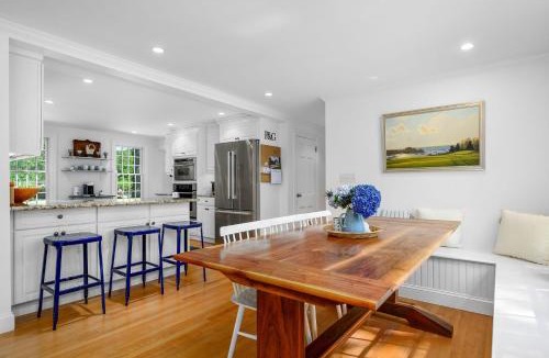 Wianno House | Osterville Retreat – A/C, WiFi Pet-Friendly