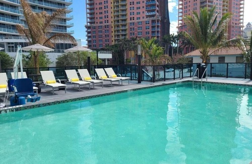 Lauderdale Beach Hotel | Outdoor Getaway! Three Comfy Units Near Beach and Attraction