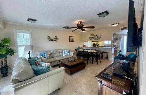 Key Largo Villa | Overlooking Pool Free Golf Cart Free Kayaks Pickleball